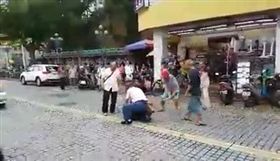 2名街友不滿光頭街友毆打女街友，當街出拳教訓。（圖／擷取自爆料公社）