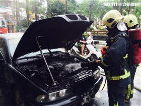 消防人員架水線灌救。（圖／翻攝畫面）