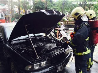 臨停下車買包子　下一秒愛車已成廢鐵