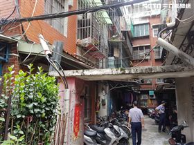 警檢帶著2人回到住處模擬。（圖／記者游承霖攝）