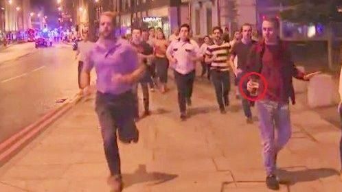 拿著啤酒躲恐攻　淡定哥爆紅被讚英雄