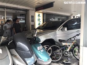 BMW休旅車疑似暴衝撞進騎樓。（圖／翻攝畫面）