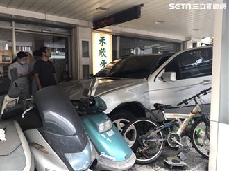 BMW落難日？　上午火燒車下午暴衝