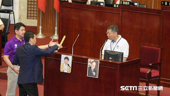 宣誓選台北市長　議員送刀要柯切腹