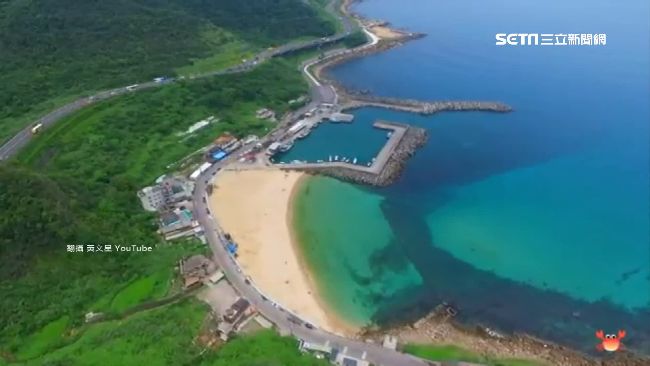 不怕粉身碎骨　遊客攀爬老鷹岩拍美照