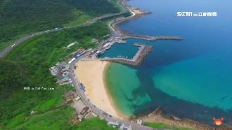 不怕粉身碎骨　遊客攀爬老鷹岩拍美照