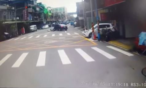 三寶駕駛一個假動作　擊落闖紅燈騎士