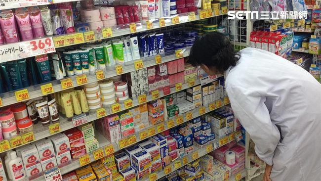 不少外國旅客會去逛日本藥妝店，有位台灣阿姨結帳時語言不通，意外讓店內的台灣人都跳出來幫忙。（示意圖／資料照）