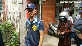 檢警帶著2人重回現場模擬。（圖／翻攝畫面）