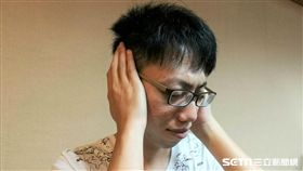 24歲的詹先生長期耳鳴、右眼不適，忍了13年後終於受不了，到院檢查竟是「動靜脈瘻管」所致。（圖／記者楊晴雯攝）