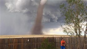 龍捲風在背後狂嘯　這老兄卻淡定除草＿https://www.facebook.com/cecilia.wessels?fref=nf