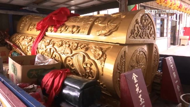 金棺材環島遶境祈福　民眾心驚驚