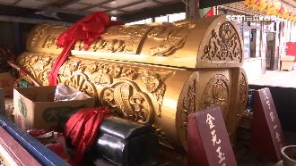 金棺材環島遶境祈福　民眾心驚驚