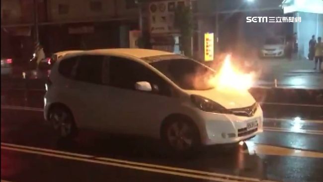 國產車引擎蓋邊起火　疑似改燈惹的禍