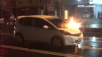 國產車引擎蓋邊起火　疑似改燈惹的禍