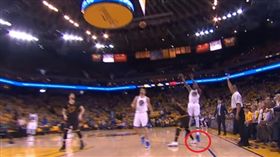 J.R. Smith疑似埋地雷（圖／翻攝自YouTube）