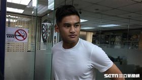 岳東華繳交選秀報名表（圖／記者陳怡汝攝影）