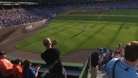 ▲小熊右外野手黑沃德在賽前與觀眾席傳接球暖身。（圖／取自網路）