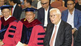 黃仁勳獲名譽博士 張忠謀：成功企業家(圖/中央社)
