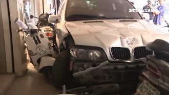 踩剎車卻暴衝？BMW撞爛20輛機車