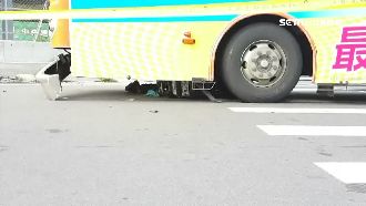 機車擦撞公車　騎士卡車底送醫後不治