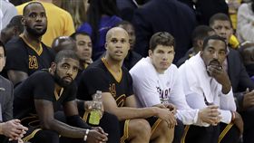 ▲J.R.Smith （右）坐在板凳上。（圖／美聯社／達志影像）