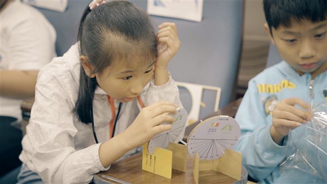 鯉魚炫光爆創意　小小科學家大作出爐