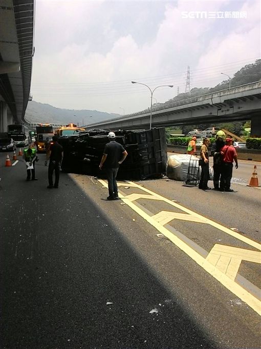 小貨車遭擦撞翻覆。（圖／翻攝畫面）