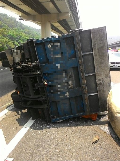 小貨車遭擦撞翻覆。（圖／翻攝畫面）