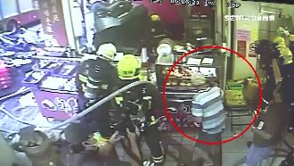 早餐店大火急灌救　翁衝火場買水煎包