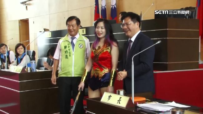 議員扮神力女超人質詢　市長好害羞