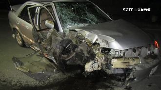 自撞電線桿車　酒駕男躲通緝拒送醫