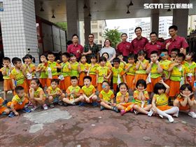 2實習生與幼兒園學童合影留念。（圖／翻攝畫面）