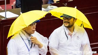 世大運發雨衣不夠！柯萌體驗「傘帽」