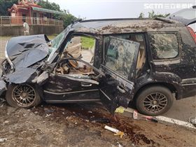  怪手砸中休旅車車頭扭曲變形。（圖／翻攝畫面）