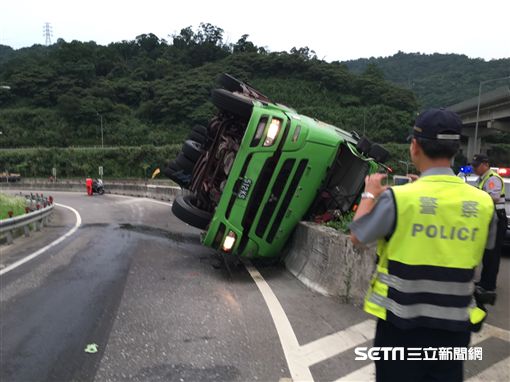 瑞芳貨櫃車翻覆