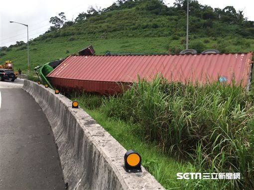 瑞芳貨櫃車翻覆