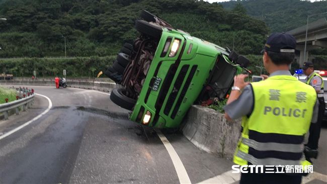 瑞芳貨櫃車翻覆匝道　駕駛無生命跡象