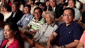 前總統陳水扁（中右3）6日晚間由兒子陳致中（中右1）偕同扁媽（中右2），三代一起出席大東藝術中心舉行的「說說故事」音樂會，陳水扁未致詞也未受訪。（翻攝陳致中臉書）
中央社記者董俊志傳真  106年6月6日