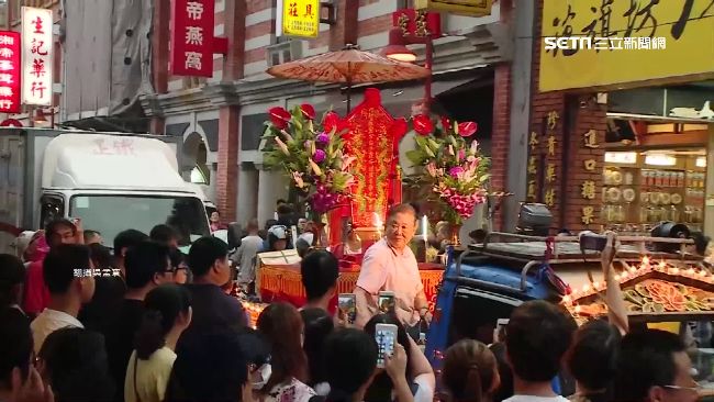 「霞海城隍」夜巡　七爺八爺率先開道