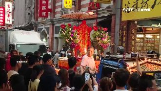 「霞海城隍」夜巡　七爺八爺率先開道