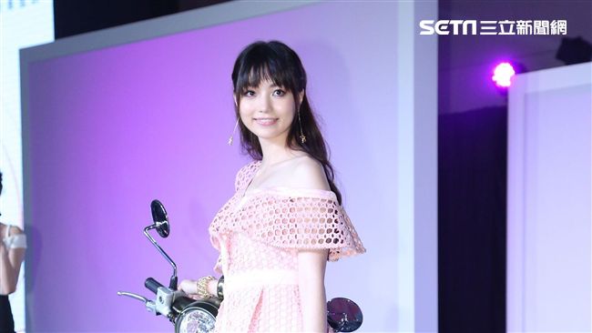 黑嘉嘉挑戰機車駕照　敗在直線7秒