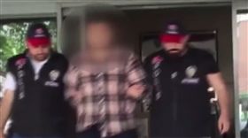 手槍,子彈,上膛,開玩笑,伊吉,Yigit A,巴里,Baris K,中彈,開槍　圖／翻攝自DailyMail　https://goo.gl/xii5U9