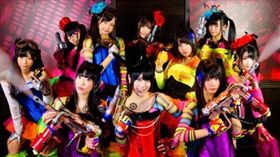 每日都與粉絲們互動，隔日在小場館開演唱會，是這些未出道的「地下偶像」她們主要的工作。（圖／翻攝自網路）