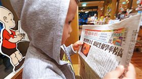 省教育廳時代推廣國語教育時開辦的國語日報，有特殊的國字加注音排版，是剛學國字的小學生最佳讀物。（圖／鏡週刊）