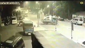 其中1名竊嫌直接將三噸半及小山貓開走。（圖／翻攝畫面）