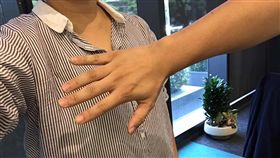 男環抱女子襲胸。（示意圖／蘇怡璇攝）