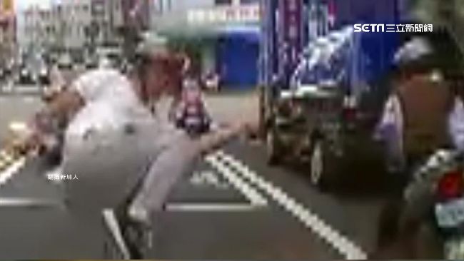 練武奇才？騎車伯等紅燈竟下車迴旋踢