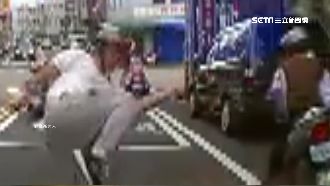 練武奇才？騎車伯等紅燈竟下車迴旋踢