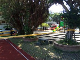 警消人員在現場拉起封鎖線。（圖／翻攝畫面）